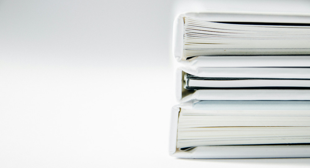 Stapel weißer Bücher als Symbol für Download-Dokumente.