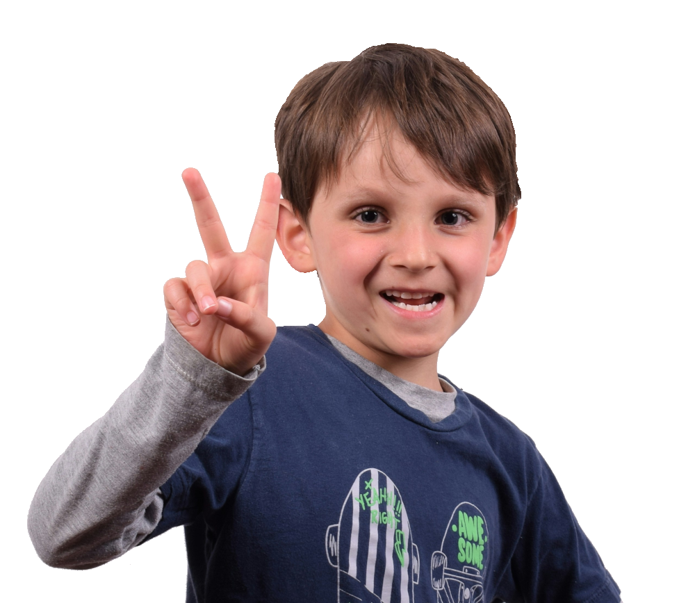 Junge mit dem "Ich habe es verstanden"-Victory-Handzeichen