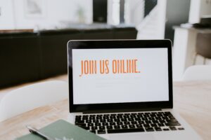 AmperWoGe-Online-Inforveranstaltung: Laptop mit "Join us online"