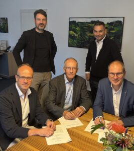 Vertreter der Stadt Fürstenfeldbruck und der AmperWoGe bei der Unterzeichnung des Letter of Intent