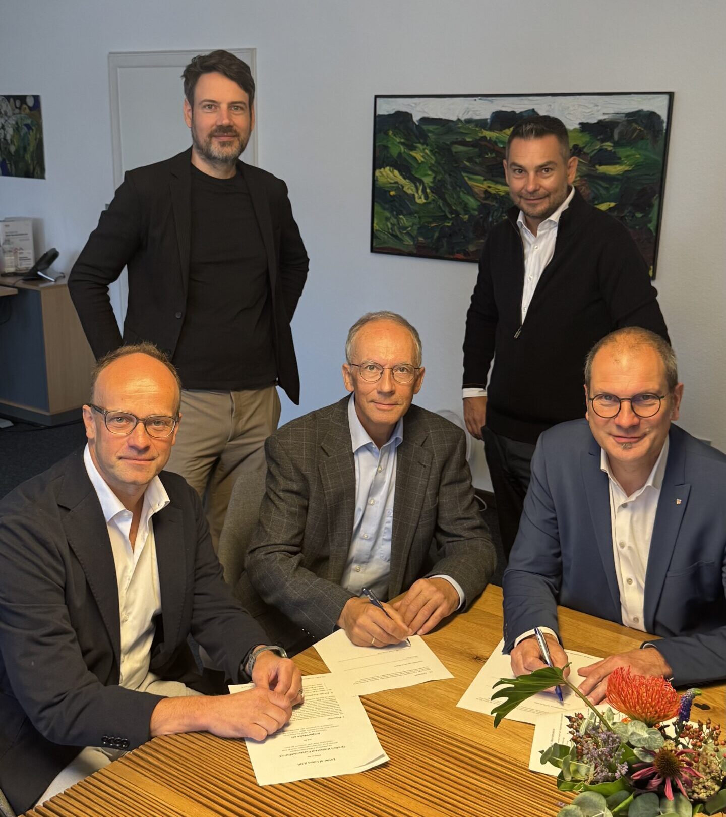 Vertreter der Stadt Fürstenfeldbruck und der AmperWoGe bei der Unterzeichnung des Letter of Intent